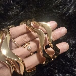 Sophisticated Gold and Black Wave Bracelet